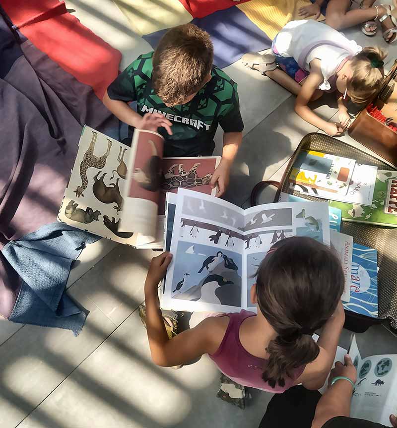 Foto dei bambini e bambine al laboratorio