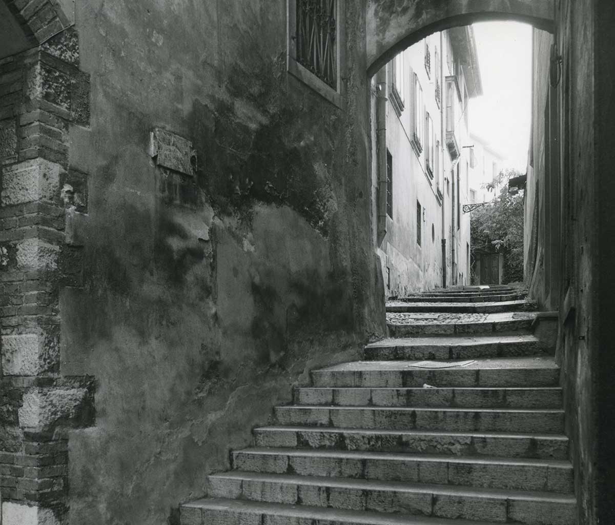 Udine. Via Manin nei pressi della Porta. Scalinata posata sul probabile antico aggere. 1982. Civici Musei di Udine, Archivio Fotografico Friuli.