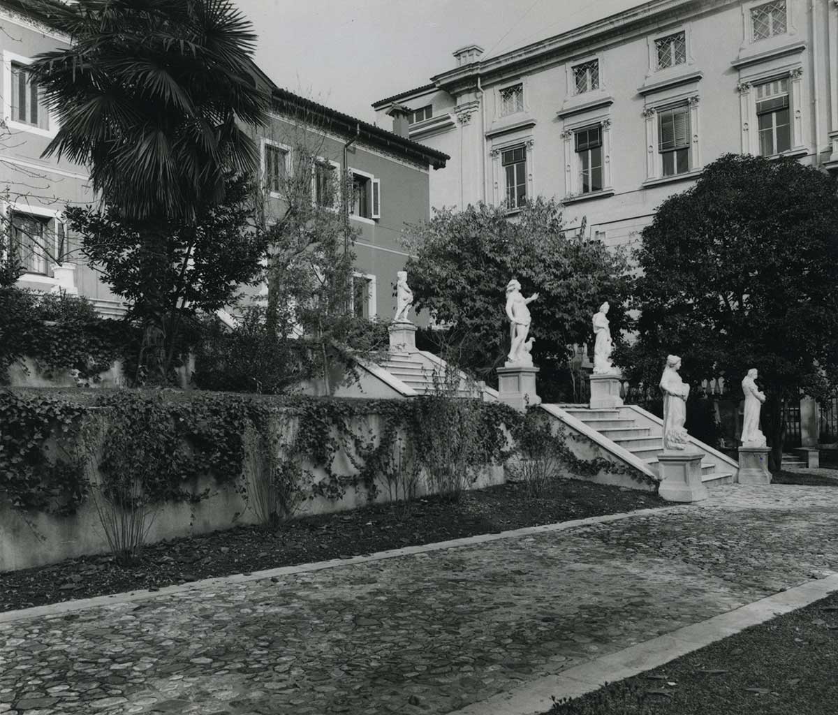Udine. Via Piave. Villa De Eccher, già villa Livi. Giardino sui resti del probabile antico aggere. 1982. Civici Musei di Udine, Archivio Fotografico Friuli.