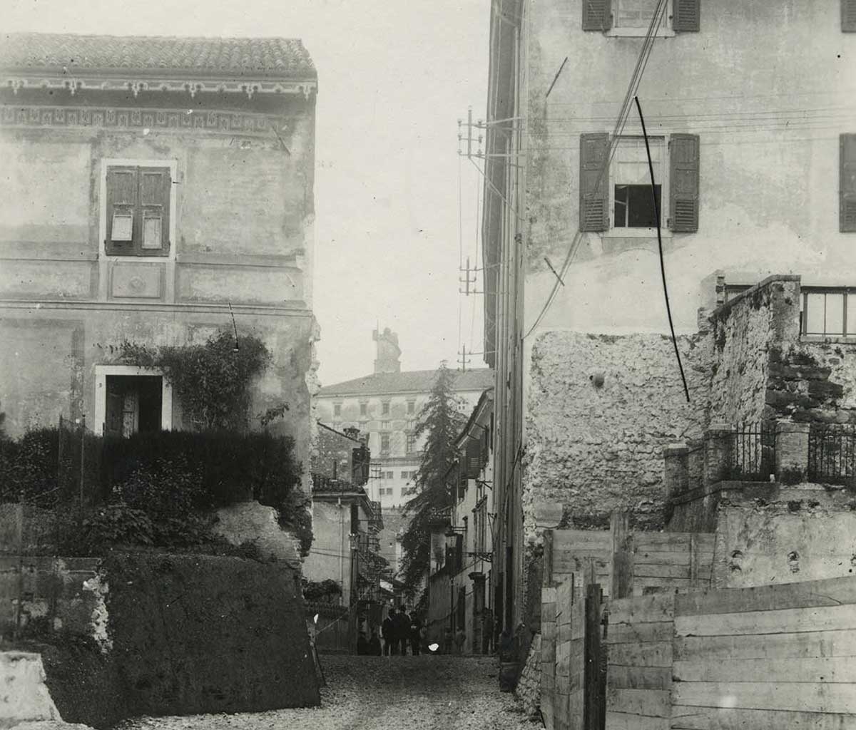 Udine. Lavori tra via Piave verso via Prefettura con il ritrovamento di materiali archeologici probabilmente riferibili all'antico aggere o all’abitato protostorico. Circa 1906. Civici Musei di Udine, Archivio Fotografico Friuli.