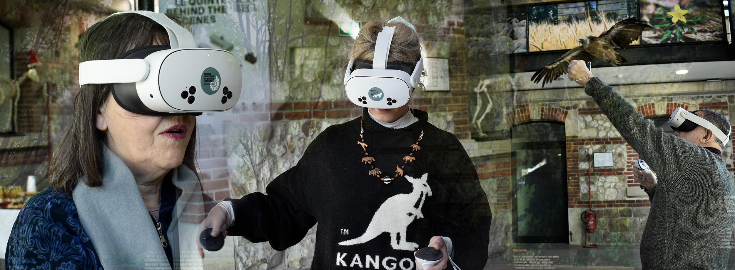 Composizione di foto scattate durante l'evento Caffè con Lithobit. In esse sono ritratte tre persone impegnate nell'esperienza immersiva con il VR