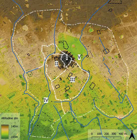 Elementi strutturali della città ricostruiti dalla cartografia storica: cinta muraria (bianco), rogge e canalizzazioni (blu). Sfondo: DTM LiDAR e CTR con i principali interventi archeologici (nero) (da Pizziolo, Poggi, Crescioli 2024)