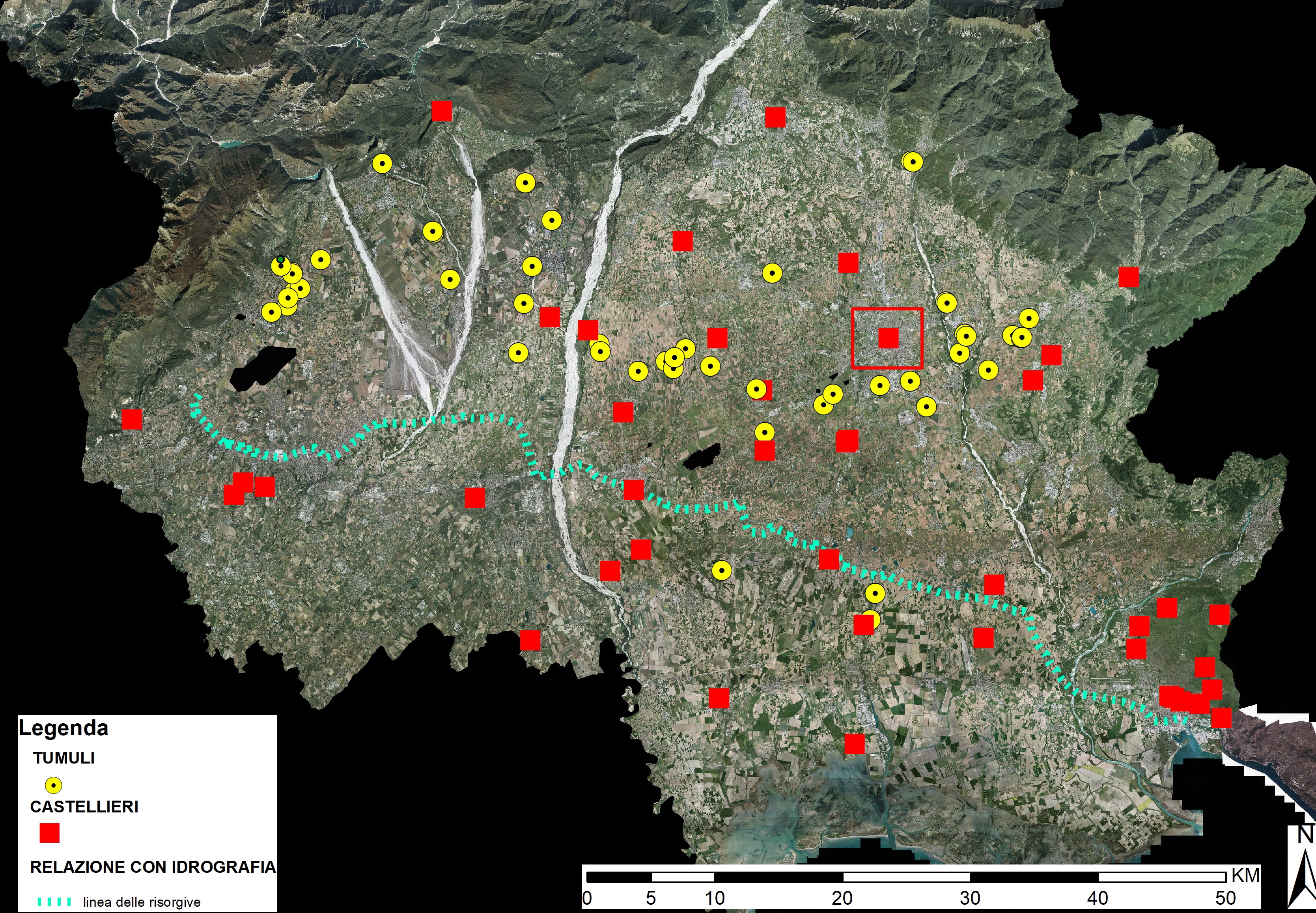 Distribuzione generale dei castellieri e tumuli acquisiti all’interno del GIS dal dataset. Il sito di Udine è evidenziato da un quadrato rosso. Sullo sfondo, il mosaico ortofoto 2020 (da IRDAT-Regione Friuli Venezia Giulia) (tratto da Pizziolo 2024).