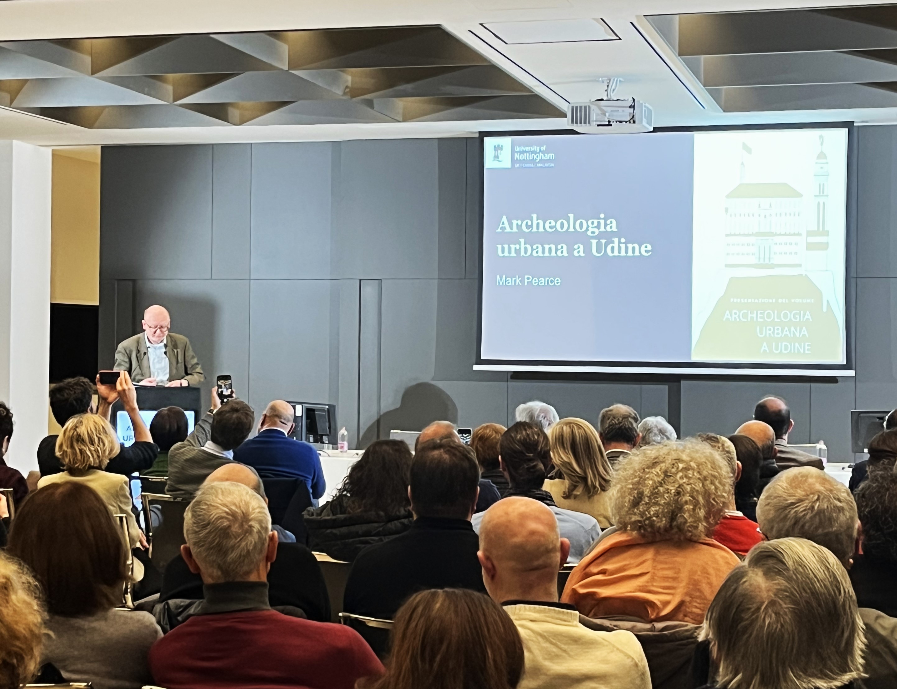 Nell'immagine il prof. Mark Pearce durante la presentazione del volume Archeologia urbana a Udine, tenutasi mercoledì 22 gennaio 2025 nella Sala Convegni di Palazzo Antonini-Stringher a Udine