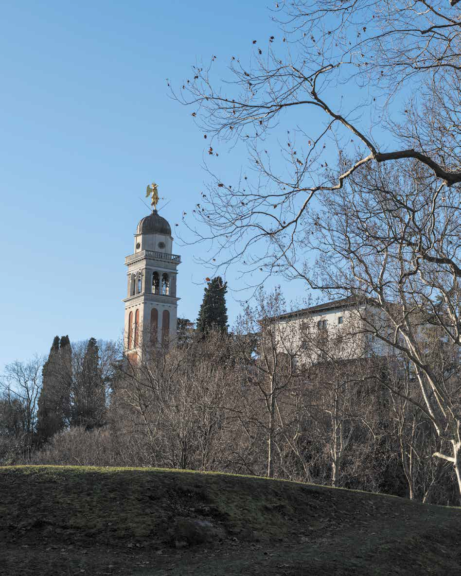 Il colle del Castello visto da Nord-Est (Fototeca dei Civici Musei di Udine, foto di L. Laureati)