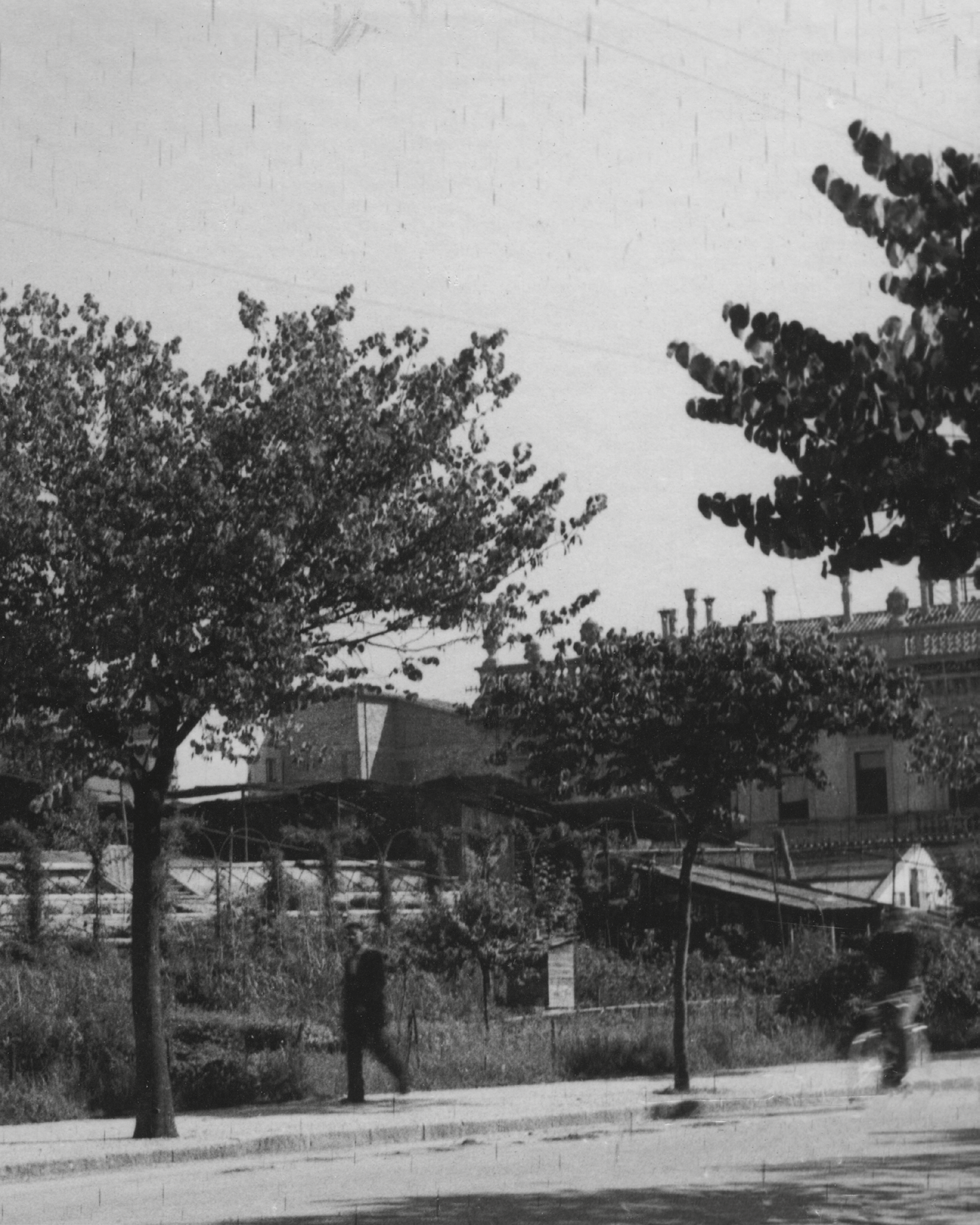 Traccia dell'ipotizzato terrapieno di via Gorghi, ancora visibile in città fino alla prima metà del XX secolo. (Fototeca dei Civici Musei di Udine)