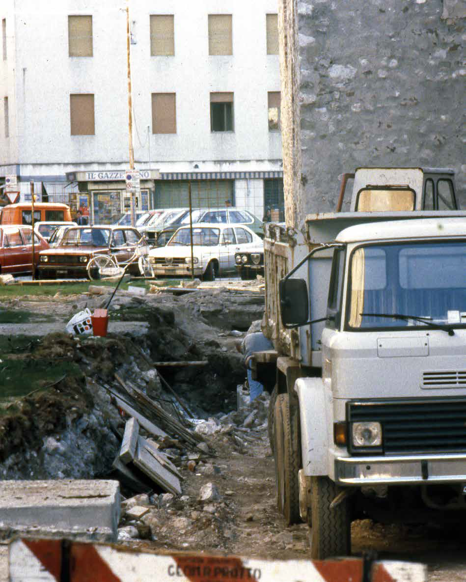 Lo scavo presso la chiesa di San Francesco nel 1985 dà inizio all'archeologia urbana a Udine —Fototeca dei Civici Musei di Udine